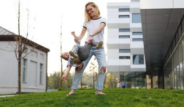Cum sunt stabilite regulile și costurile asociate utilizării facilităților comune, cum ar fi sălile de fitness sau piscinele, în complexele rezidențiale noi din București?