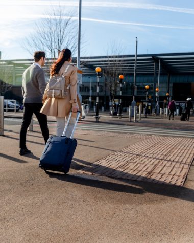 Există parcări cu plată și fără plată la Aeroportul Otopeni?
