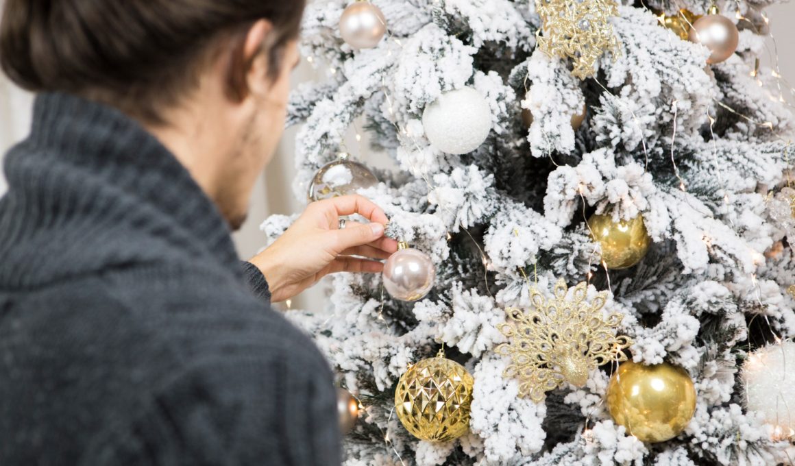 Brad artificial de Craciun cu zapada artificiala